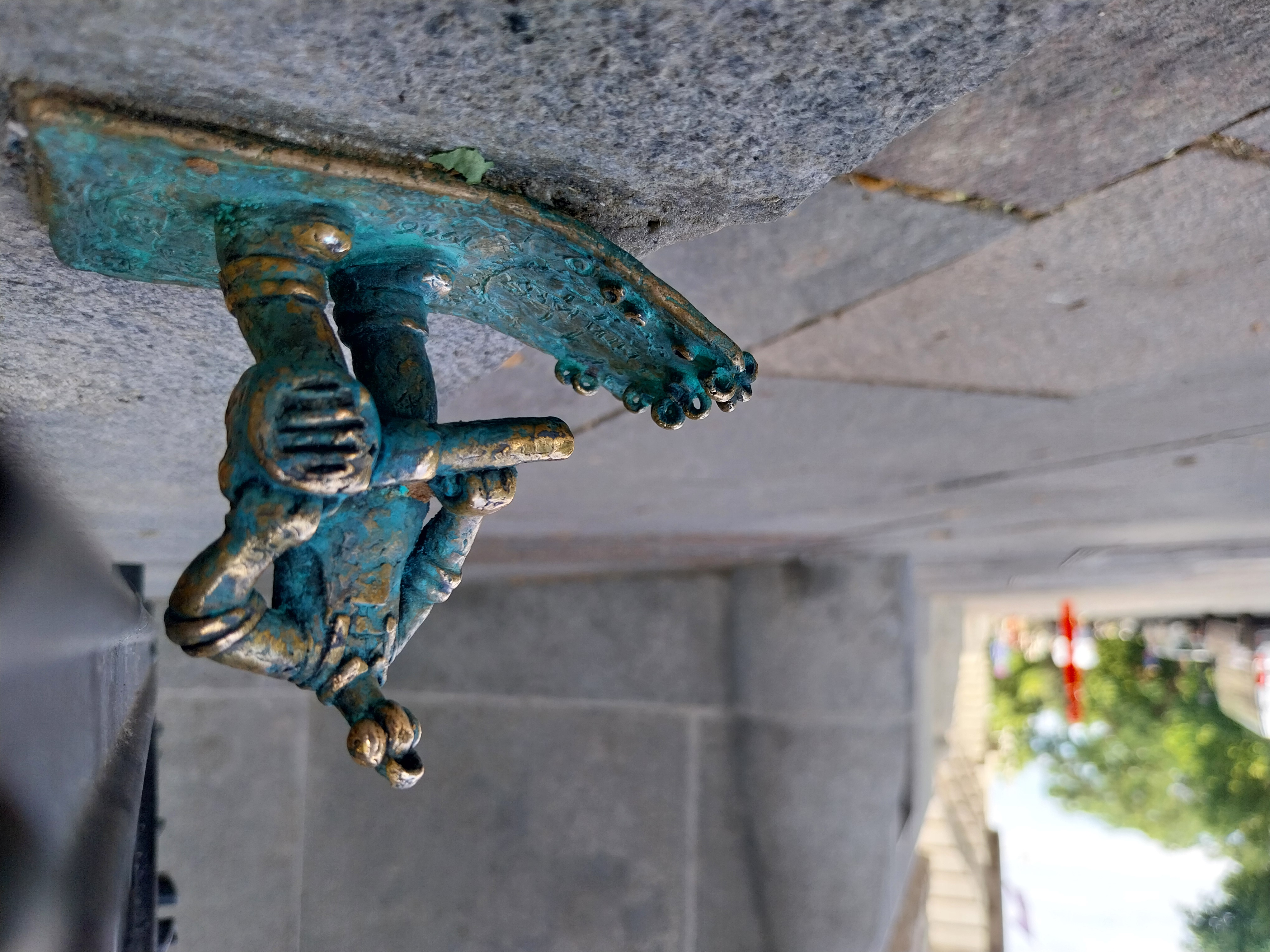 Kolodko leaf blower statue
