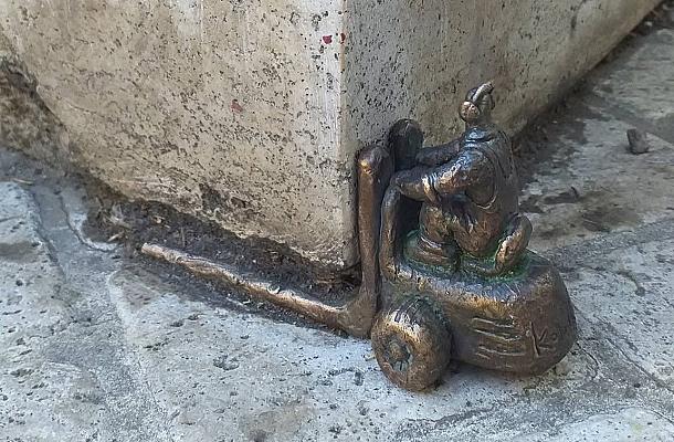 Kolodko mini statue, forklift