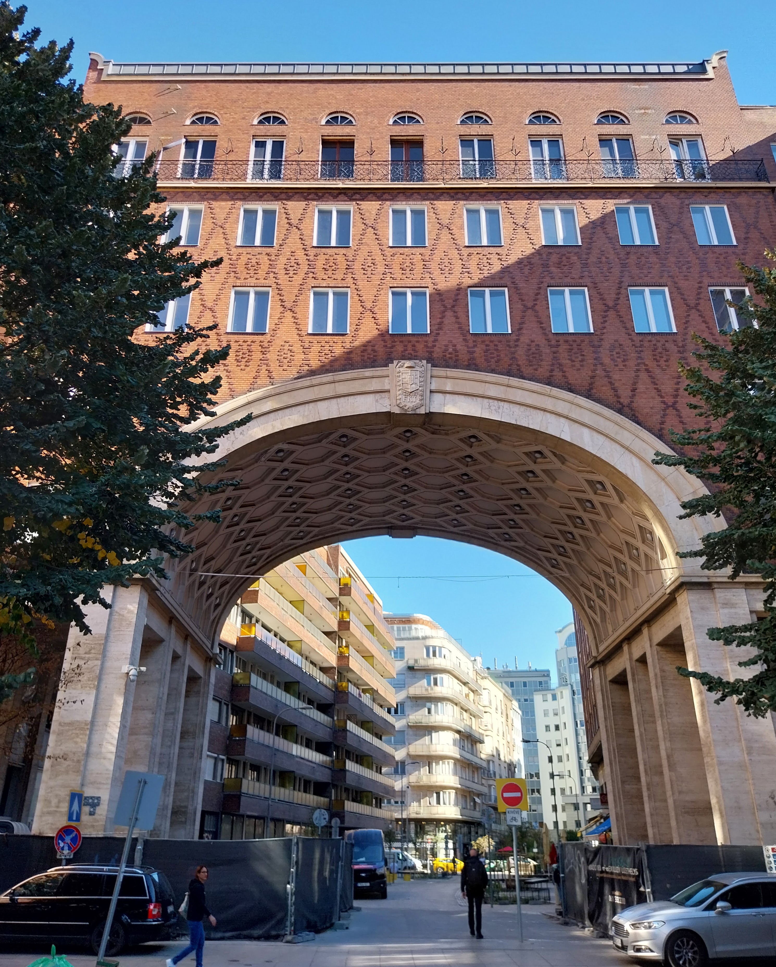 Mad&aacute;ch Imre t&eacute;r bej&aacute;rat