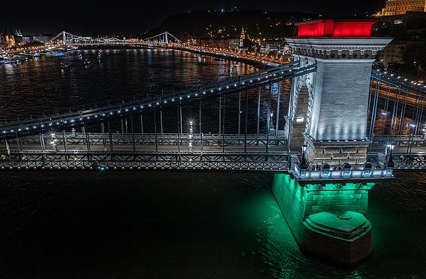 Chain Bridge, Lánchíd by night