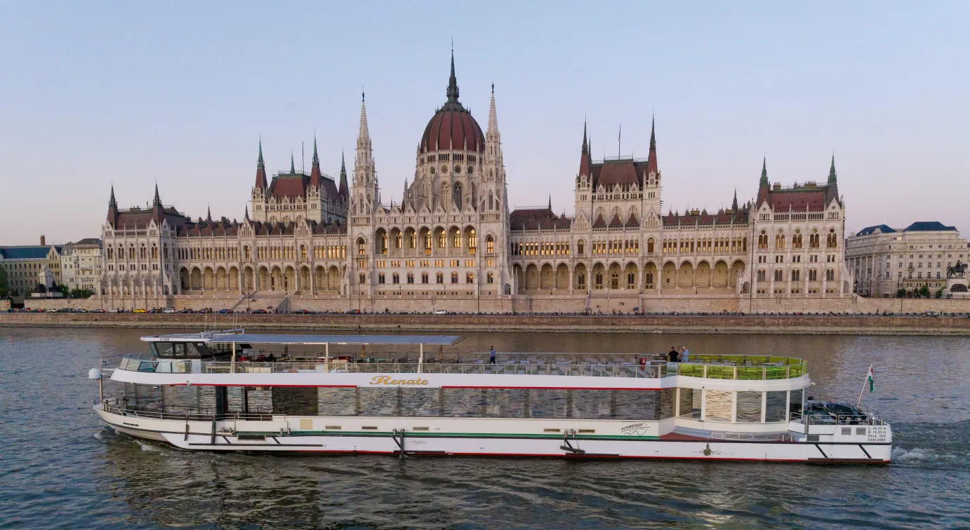 Dinner and Cruise with Parliament in the background