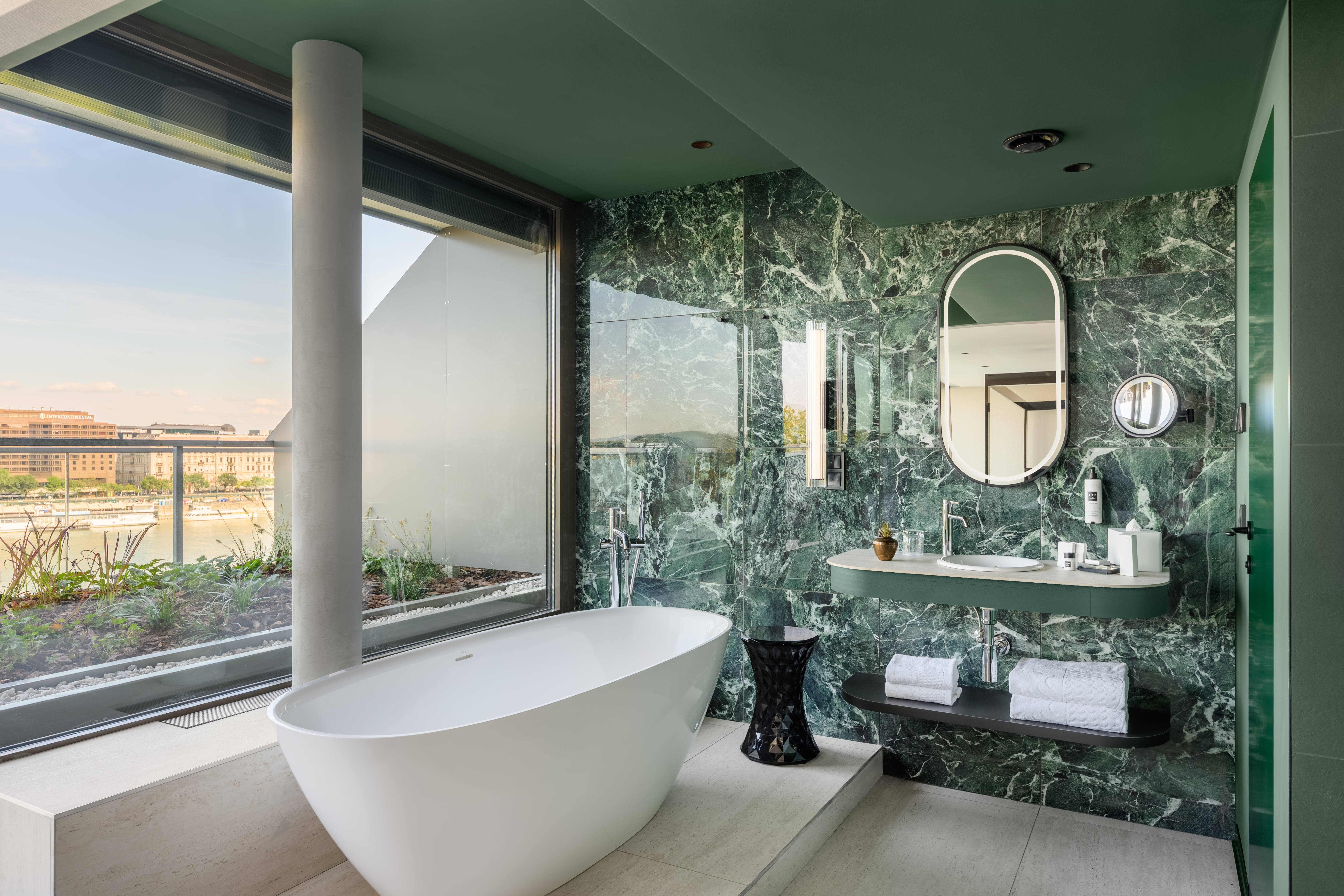 Leon Hotel Budapest bathtub