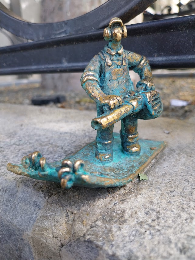Kolodko mini statue, leaf blower